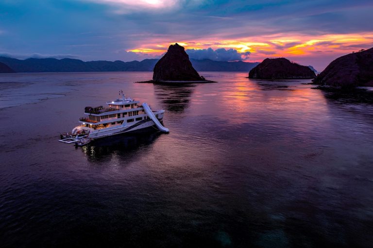 Liveaboard vs. Day Trip: Pros & Cons