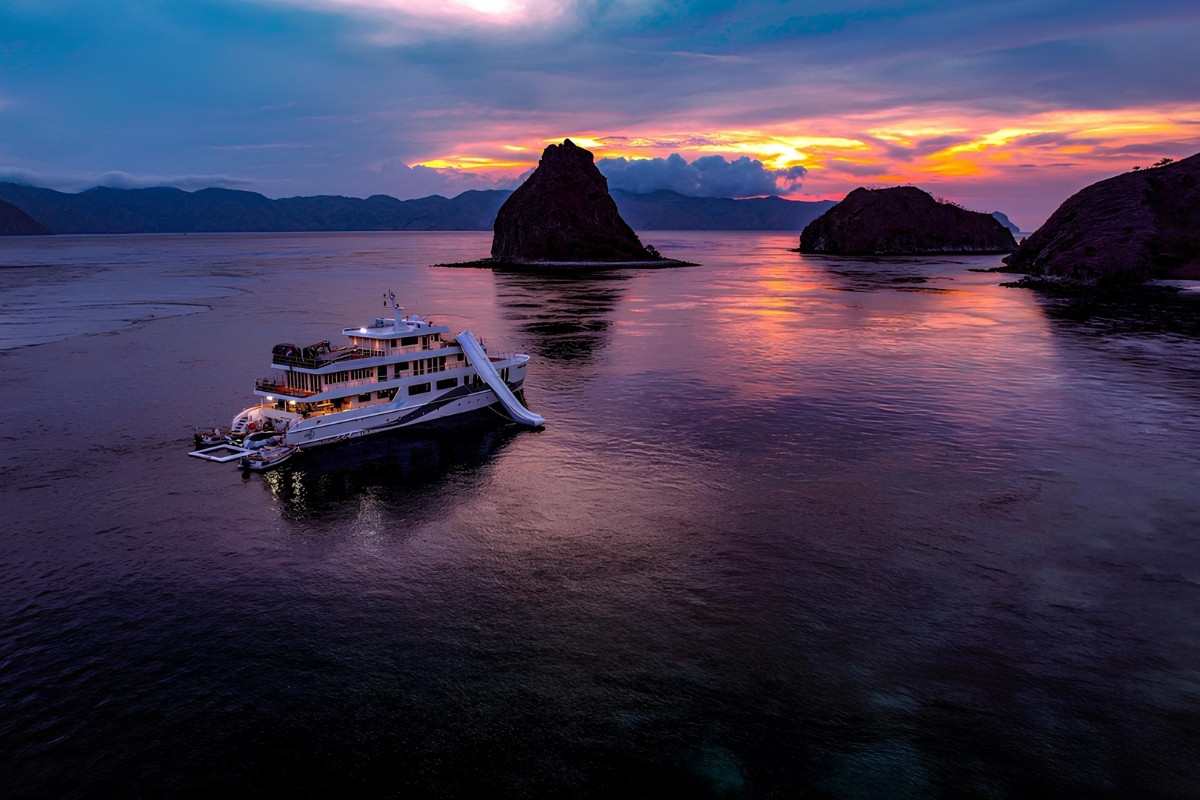 Liveaboard vs. Day Trip: Pros & Cons